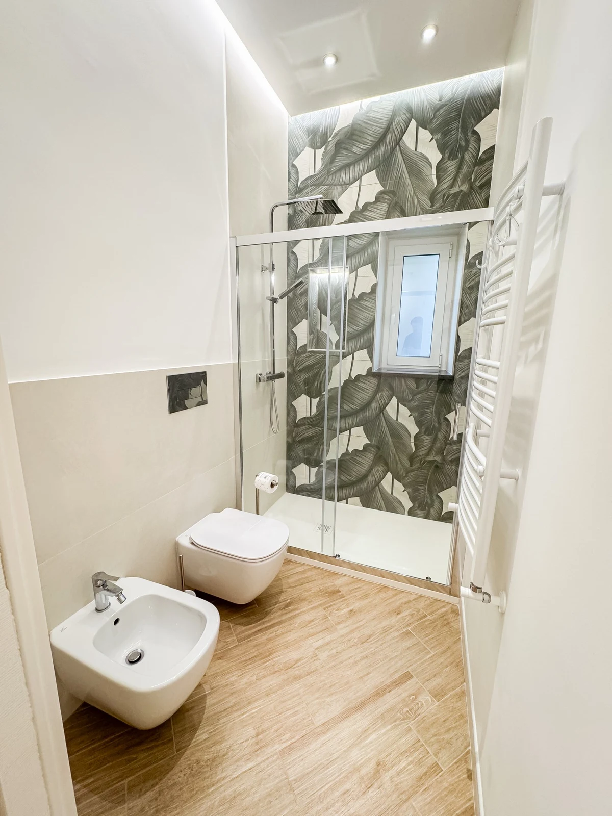 Il bagno privato della camera Edith Piaf, con doccia e bidet