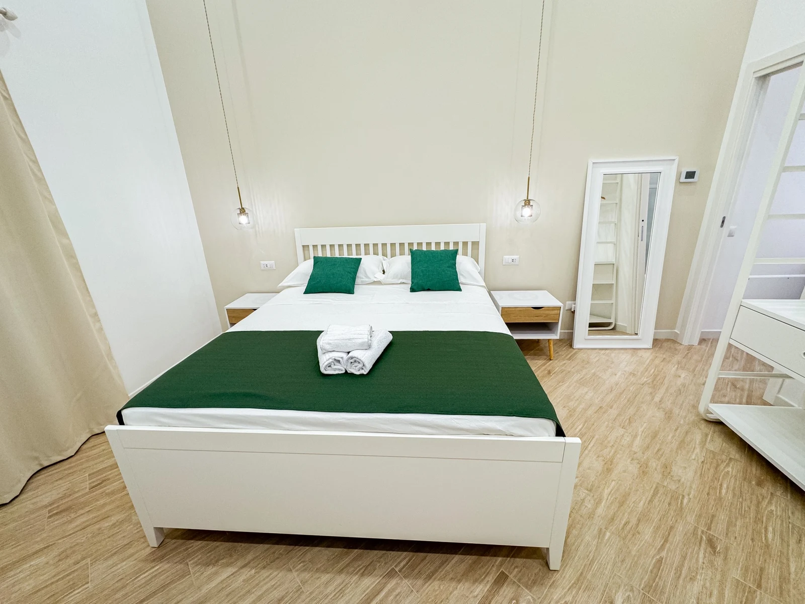 Il letto e lo specchio a figura intera della camera Edith Piaf