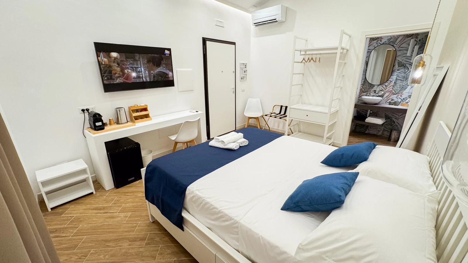Il letto della camera Desdemona preparato