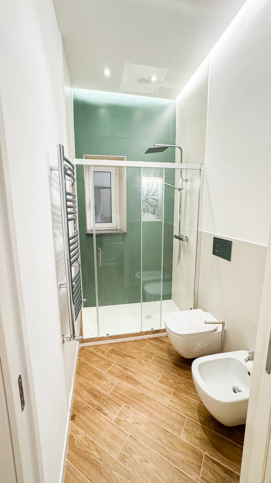 Il bagno privato della camera Desdemona, con doccia a vetri e bidet