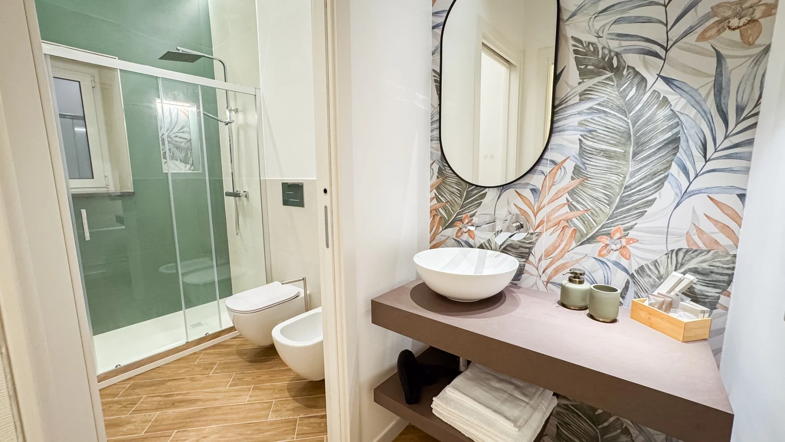 Doccia e lavabo del bagno della camera Desdemona